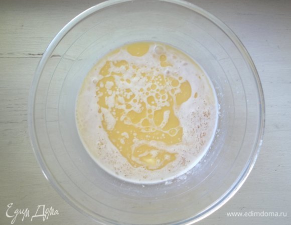 В подошедшую опару добавить яйцо, масло, перемешать.