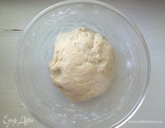Собрать тесто в шар, накрыть полотенцем и поставить в теплое место для подъема на 1 час.