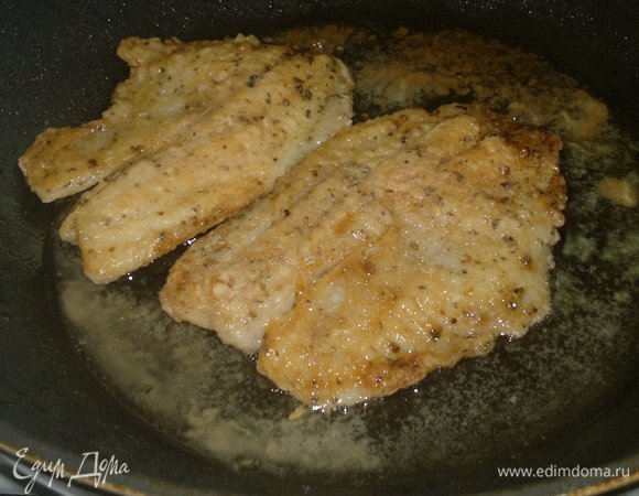 Разогреть растительное масло и обжарить филе с двух сторон до румяной корочки.