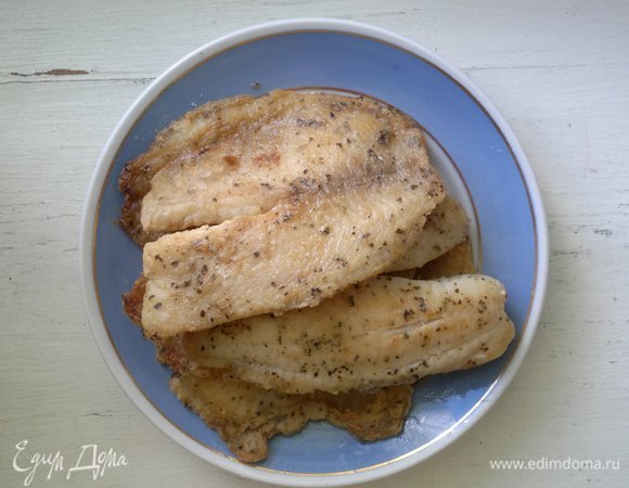 Обжаренную рыбу выложить на тарелку и промокнуть бумажным полотенцем.