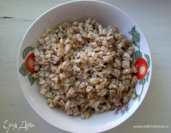 Филе тилапии мелко порубить ножом.