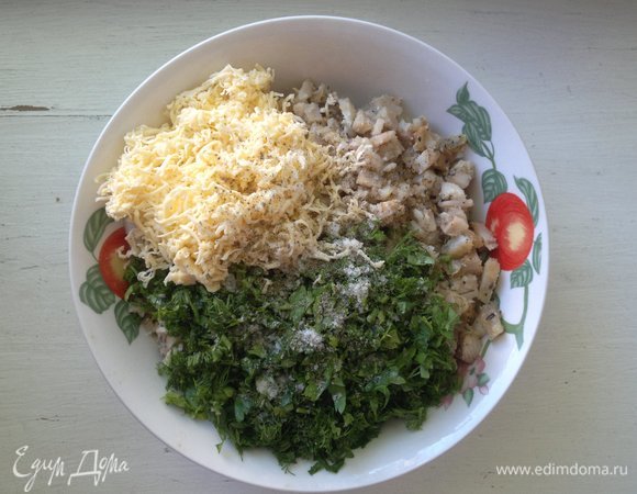 Выложить к рыбе половину сыра, посолить, поперчить, перемешать. Рыбная начинка готова.