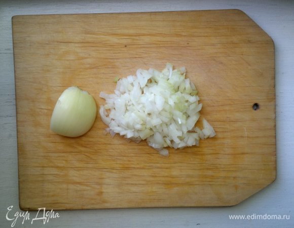 Для овощной начинки лук почистить, мелко нарезать.