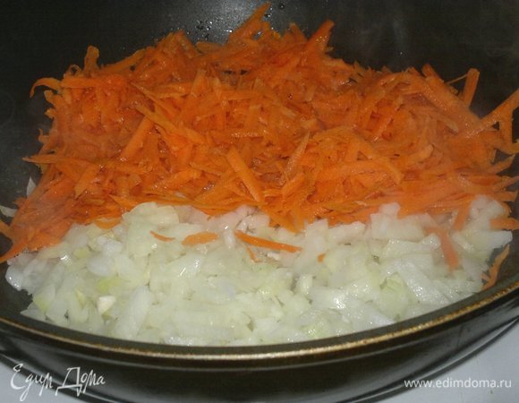 В сковороде разогреть масло и обжарить лук с морковью до золотистого цвета.