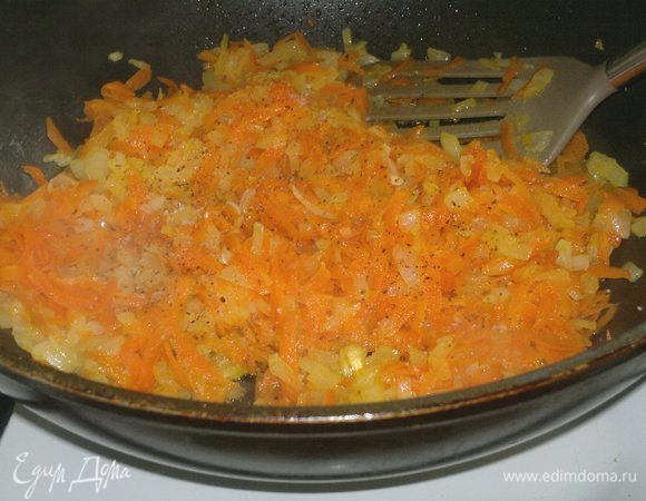 Овощную начинку посолить, поперчить, остудить.