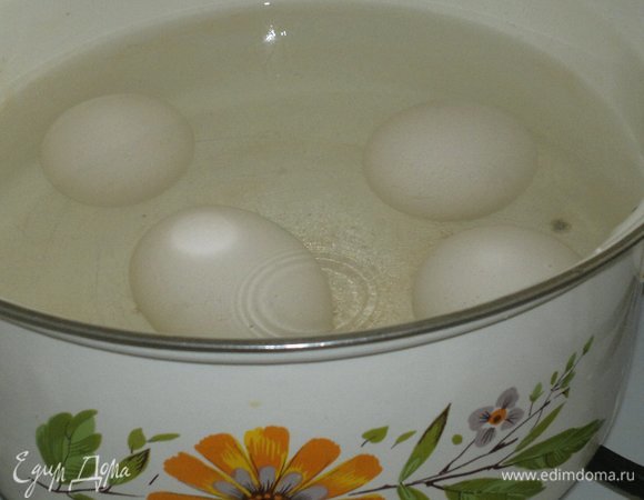 Для яичной начинки яйца сварить вкрутую. Остудить, почистить.