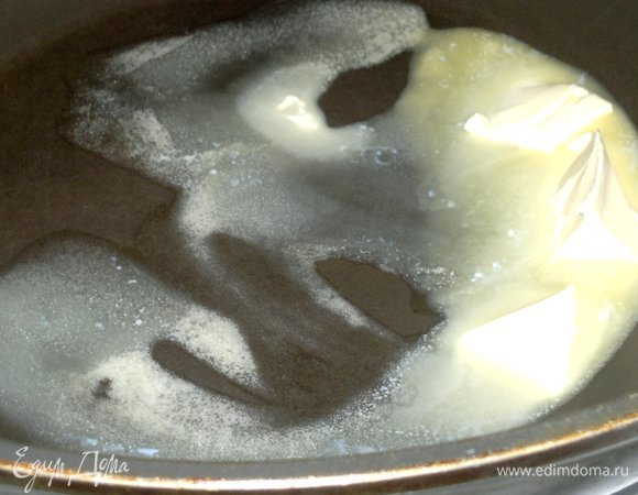 В сковороде разогреть сливочное масло.