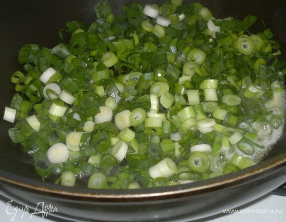Обжарить зеленый лук на масле до мягкости.