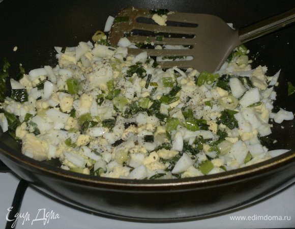 Добавить яйца, посолить, поперчить, обжарить 1 мин, выключить огонь.