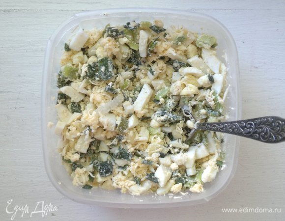 Лук с яйцами остудить. Добавить оставшийся сыр, перемешать. Яичная начинка готова.