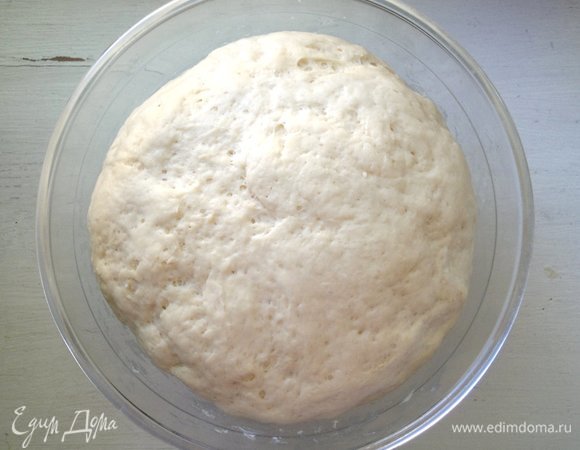 Подошедшее тесто обмять. Смазать растительным маслом.