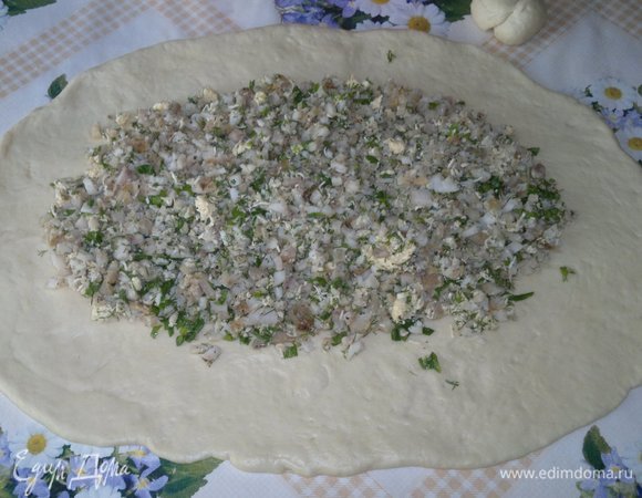 На пласт теста выложить рыбную начинку.