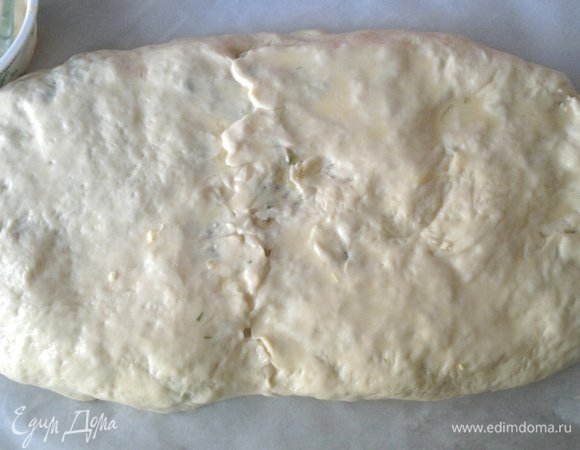 Перенести кулебяку на противень с бумагой и положить швом вниз. Как я писала раньше, тесто нужно раскатывать на бумаге и на ней же переносить начиненную кулебяку. Я этого не сделала, у меня немного порвалось тесто. Смазать поверхность яйцом, соединенным с водой в соотношении 1:1.