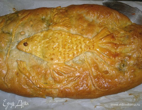 Готовый пирог достать из духовки, смазать сливочным маслом.