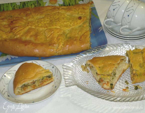 Подать кулебяку к столу, разрезать на порции. Очень вкусно сочетается с первыми блюдами, салатом из свежих овощей, а также чаем или молоком.