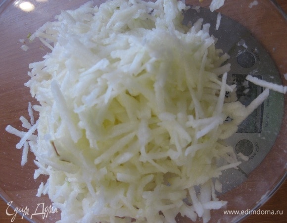 Яблоки очистить от кожуры и натереть на терке.