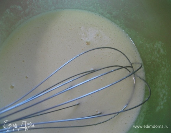 Остывшее масло влить в яичную смесь и взбить.