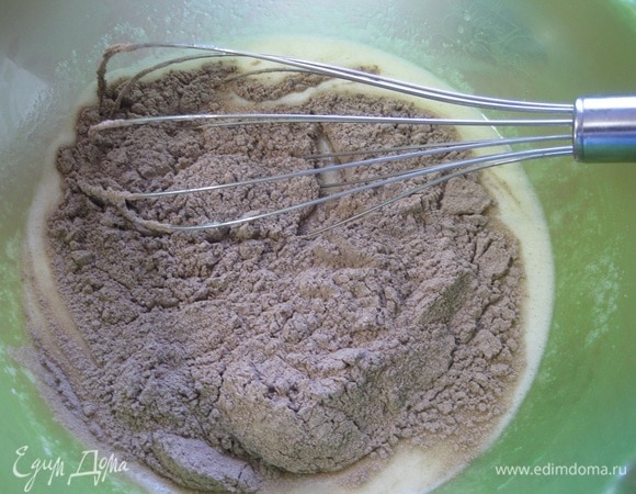 Теперь в масляно-яичную смесь следует ввести сухую смесь порциями, каждый раз вымешивая.