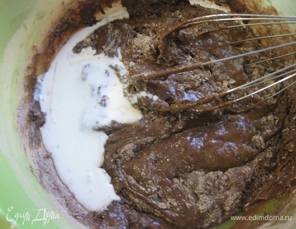 Сухую смесь чередуем со сливками и вымешиваем.