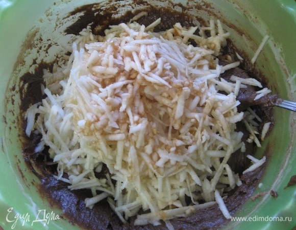 Добавляем наши яблочки и снова все хорошо вымешиваем.