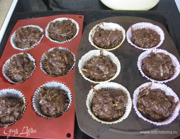 Выкладываем тесто в подготовленные формы для кексов, заполняя их почти до краев. Кексы поднимутся, но не очень сильно. Выпекаем в предварительно разогретой духовке до 170°C 30–35 минут, проверяем готовность кексов с помощью сухой шпажки.