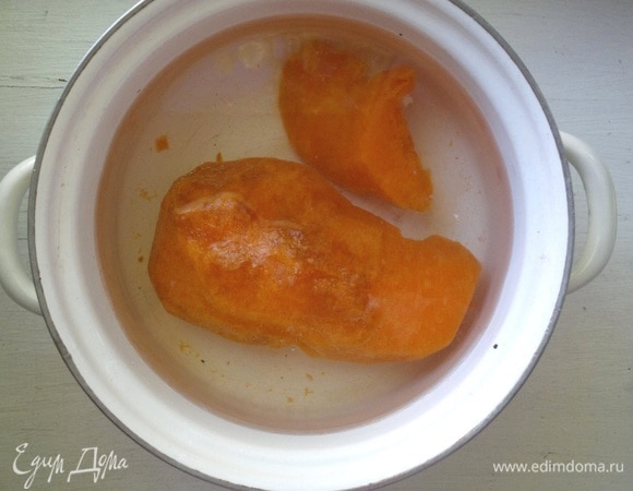 Сначала нужно отварить тыкву. Ее можно брать свежую или замороженную (у меня еще прошлогодние запасы). Тыкву довести до мягкости, но не переваривать.