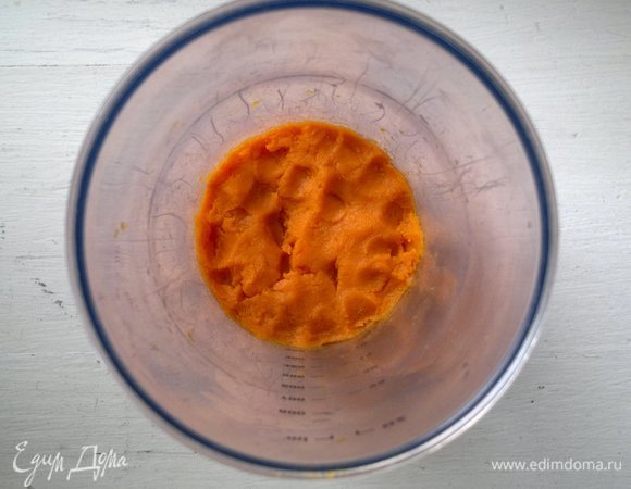 Вареную тыкву остудить, завернуть ее в кусочек ткани. Отжать как можно больше жидкости. Затем измельчить тыкву блендером до однородной консистенции.