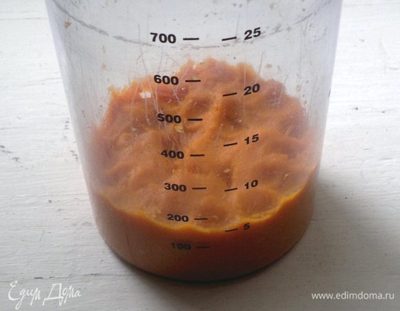 После всех манипуляций тыквенного пюре получилось около 200 г. Но оно плотное, не водянистое.