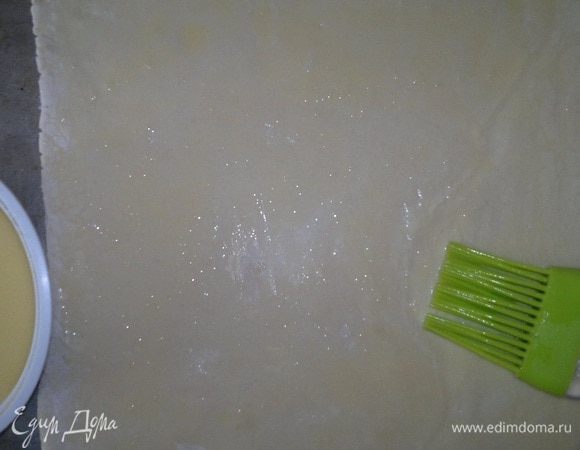 Каждый пласт теста смазать взбитым яйцом, не затрагивая боковые срезы.