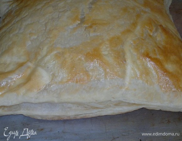 Выложить пласт теста на противень и выпекать при температуре 220°C примерно 13–18 минут в зависимости от духовки. При выпечке пласты будут раздуваться. Это нормальное явление, потом они осядут.