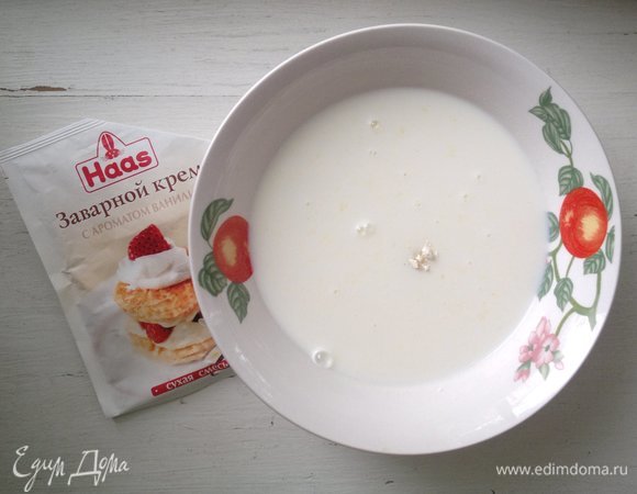 Для крема в холодное молоко добавить порошок заварного крема Haas, перемешать.