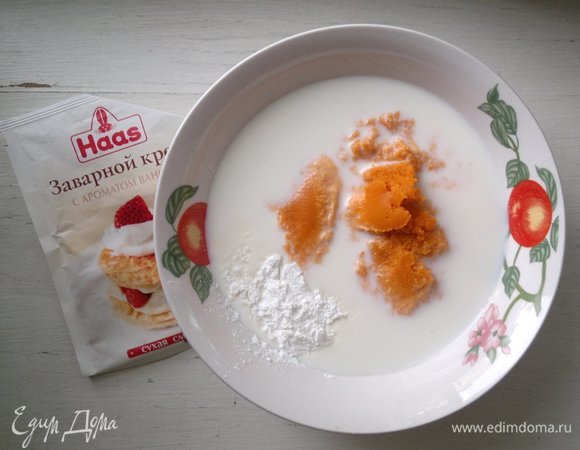 Всыпать крахмал, выложить тыквенное пюре.