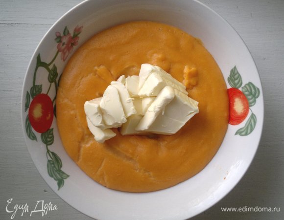 В остывший крем положить размягченное сливочное масло и взбить.