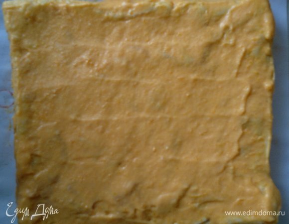 Таким же образом намазать второй и третий пласт. Торт практически готов. Остается его украсить.