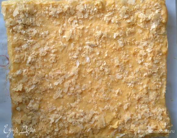 Посыпать поверхность торта крошками от испеченных коржей.