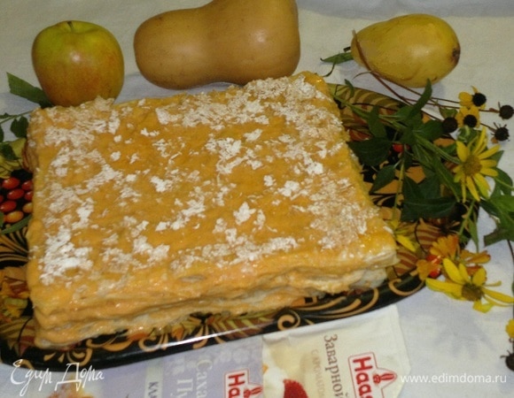 Торт готов. Переложить его на блюдо. Можно подавать десерт сразу, если любите более хрустящий вариант, или поставить в холодильник на пару часов для более мягкого состояния.