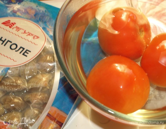 Помидоры бланшировать, снять кожицу и удалить плодоножку. Мелко нарезать, сохраняя сок.