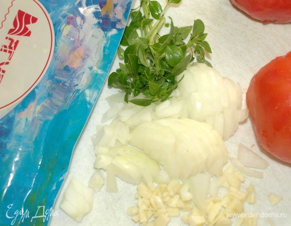 Лук и чеснок почистить. Мелко нашинковать.