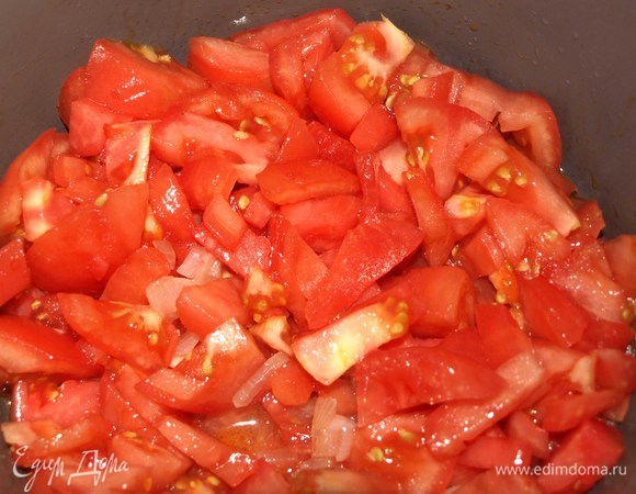 Добавить к луку помидоры и готовить 6–7 минут. Помидоры должны хорошо пустить сок.