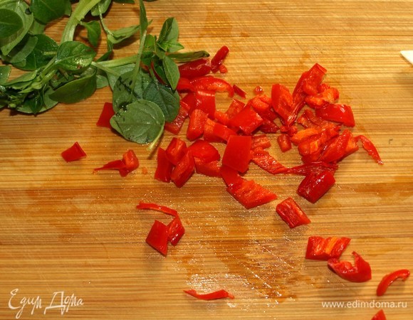 Красный острый перец очистить от семян. Мелко нарезать.