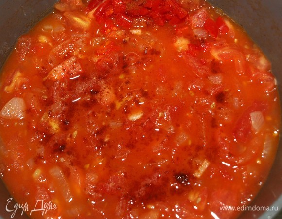 Добавляем к помидорам мелко нарезанный перец, сладкий молотый перец, соль. Вливаем воду, тушим 2 минуты.