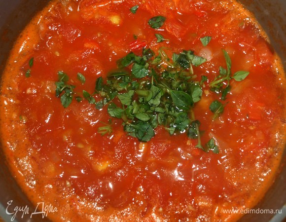 Добавляем 1 ст. л. мелко рубленного зеленого базилика, лимонный сок. Перемешиваем. Снимаем с огня и даем остыть 5 минут.