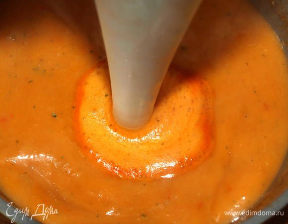 Погружным блендером измельчаем суп и отправляем назад на огонь. Доводим до кипения.