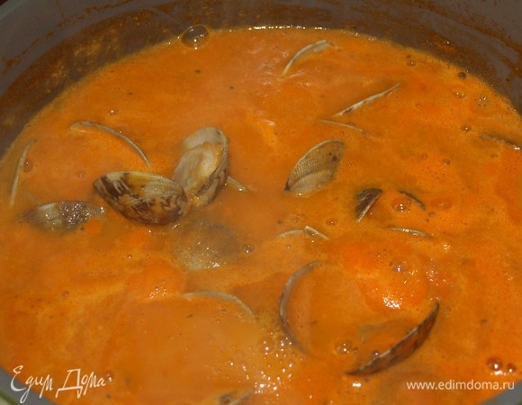 Добавляем вонголе в суп. Варим 5–6 минут.