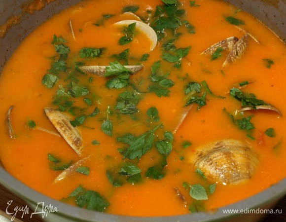 Снимаем с огня. Добавляем рубленую зелень петрушки и зеленого базилика. Даем отдохнуть супу 5 минут.