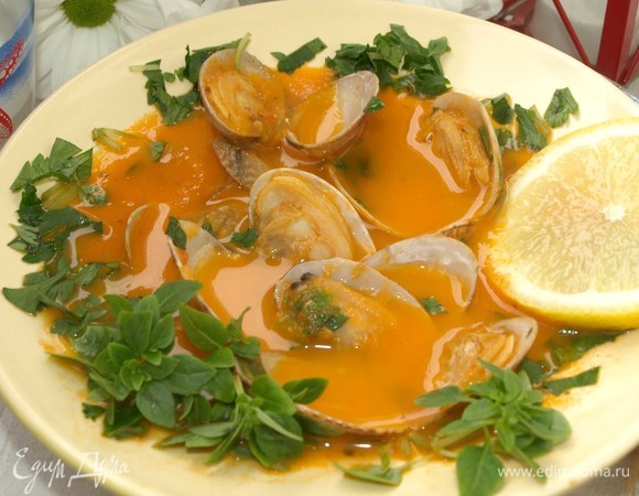 Подаем суп с ломтиком лимона и зеленым базиликом.