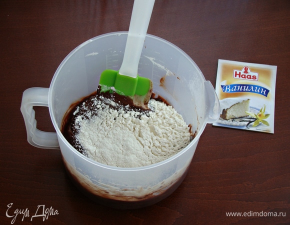 Всыпать просеянную с разрыхлителем муку и аккуратно перемешать лопаткой.