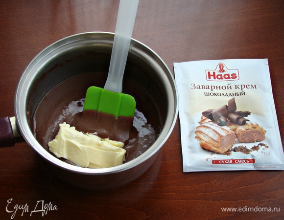 Готовый горячий крем снять с плиты, добавить сливочное масло и набухший желатин. Все перемешать (для однородности я пользовалась блендером). Крем остудить до комнатной температуры.