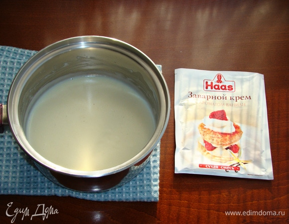 Пока торт застывает, приготовим ванильный заварной крем Haas. Для этого необходимо замочить содержимое пакетика желатина Haas в небольшом количестве воды и приготовить 2 порции заварного ванильного крема Haas.