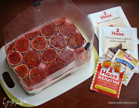 Приготовить малиновое желе и остудить до комнатной температуры. Инжир нарезать тонкими ломтиками (примерно 3 мм), уложить его на застывший ванильный крем и сверху залить остывшим малиновым желе. Торт поставить в холодильник примерно часа на 2, чтобы он хорошо застыл.